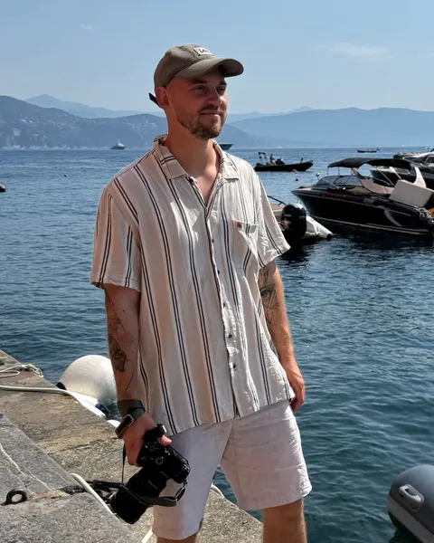 Geir Stint with a camera on a harbour