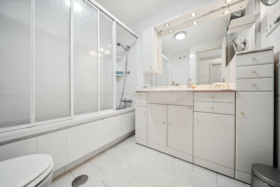 Bathroom, Suncoaster · 2024 · shoot 2
