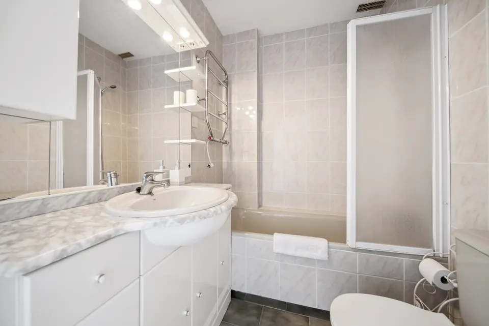 Bathroom, Suncoaster · 2024 · shoot 4