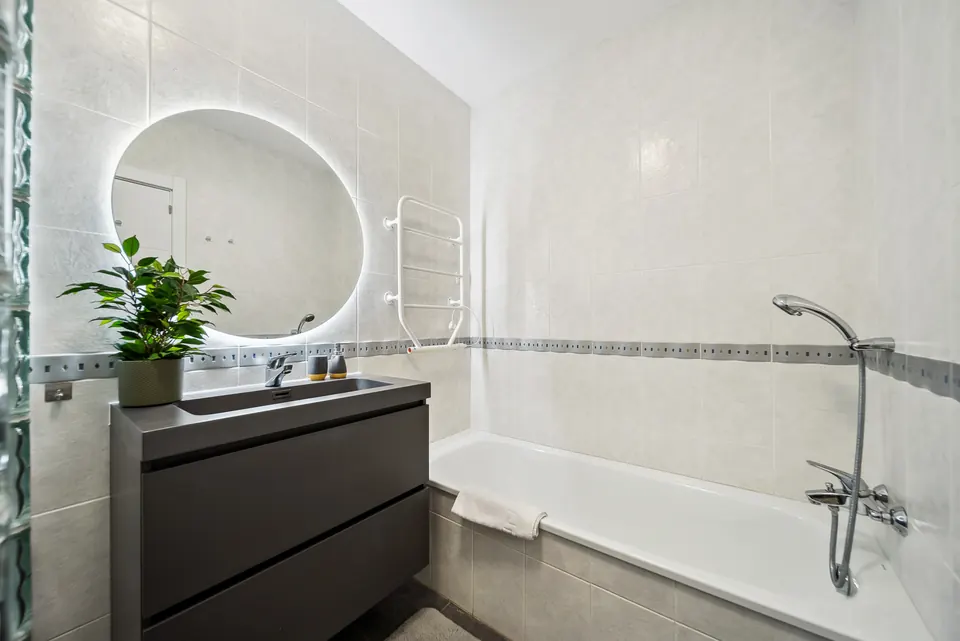 Bathroom, Suncoaster · 2024 · shoot 7
