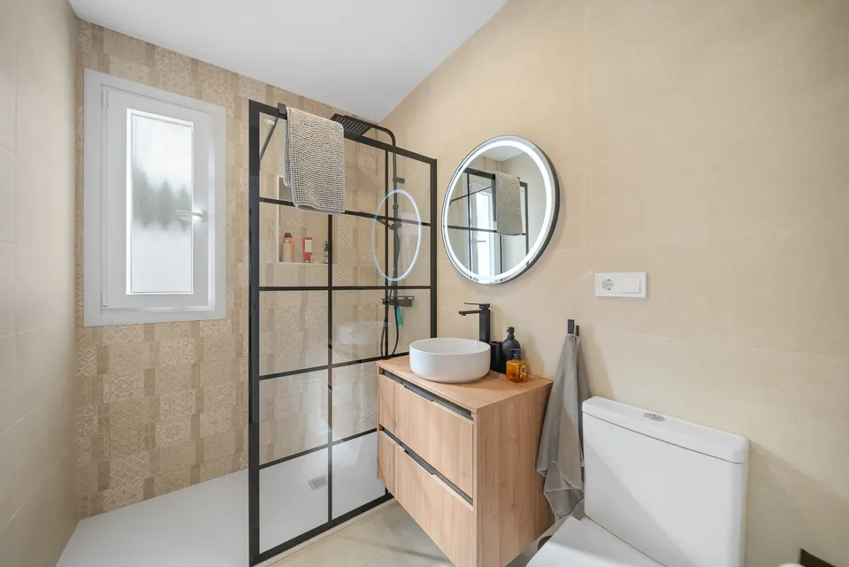 Bathroom, WL Costa Properties · 2024 · shoot 15