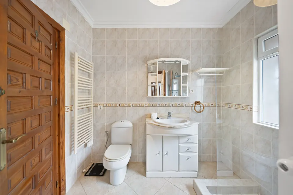 Bathroom, WL Costa Properties · 2024 · shoot 22