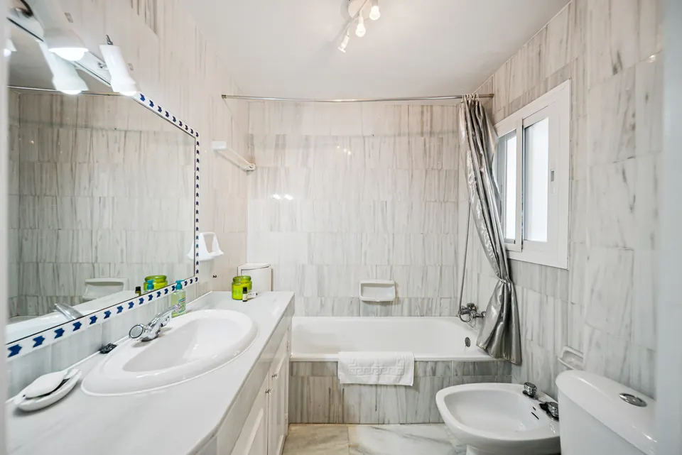 Bathroom, Suncoaster · 2025 · shoot 4