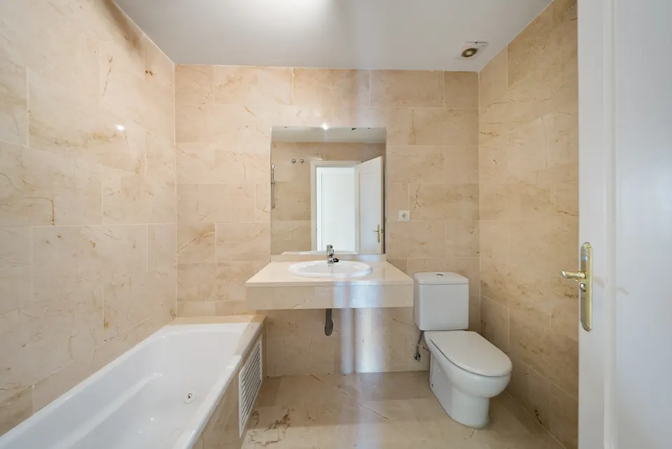 Bathroom, WL Costa Properties · 2025 · shoot 17