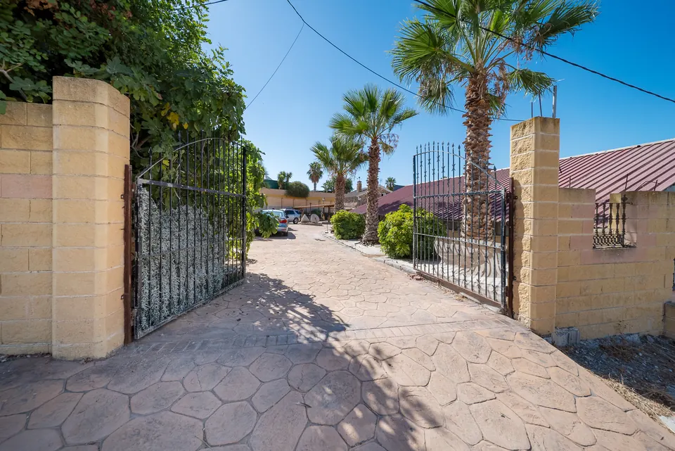 Garden, WL Costa Properties · 2025 · shoot 18
