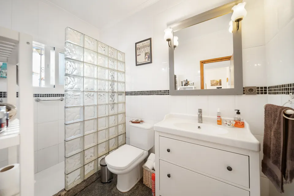 Bathroom, WL Costa Properties · 2025 · shoot 3