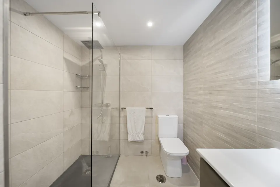 Bathroom, WL Costa Properties · 2025 · shoot 28
