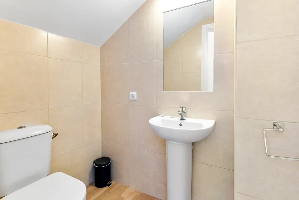 Bathroom, Suncoaster · 2023 · shoot 6