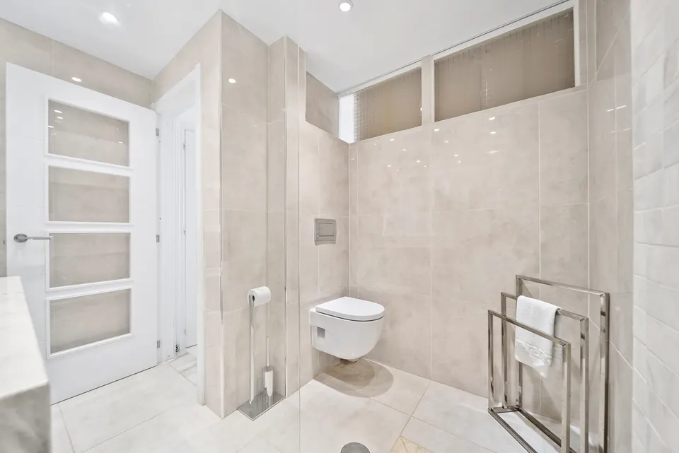 Bathroom, Suncoaster · 2023 · shoot 16