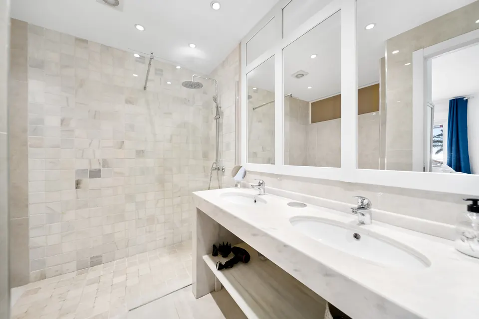 Bathroom, Suncoaster · 2023 · shoot 16